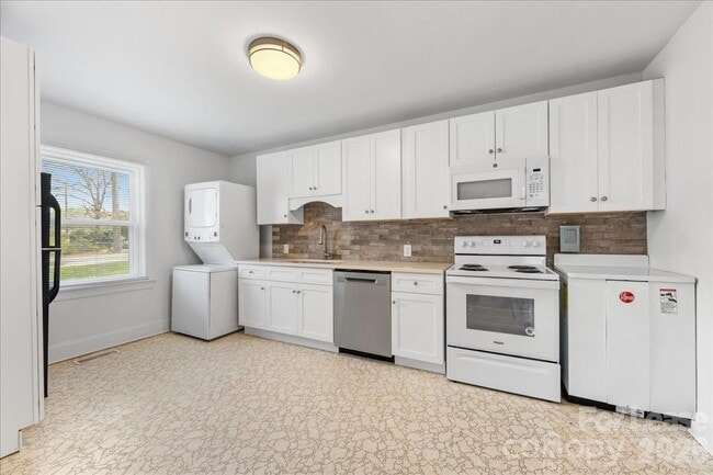 Building Photo - 5711 Oak Dr