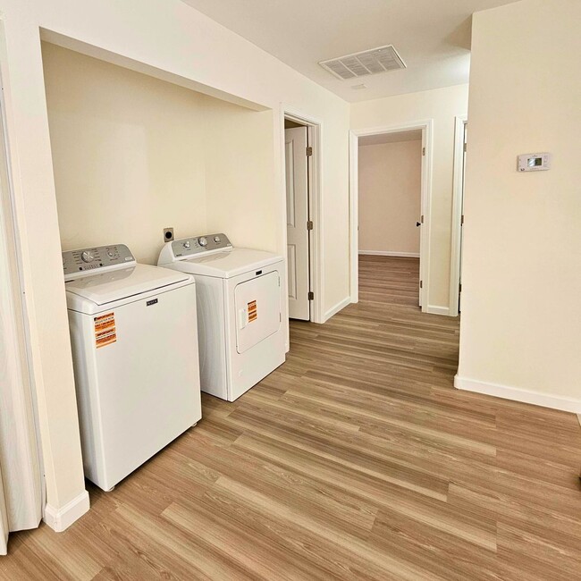 Building Photo - 3BR/2BA Townhome in NLV!