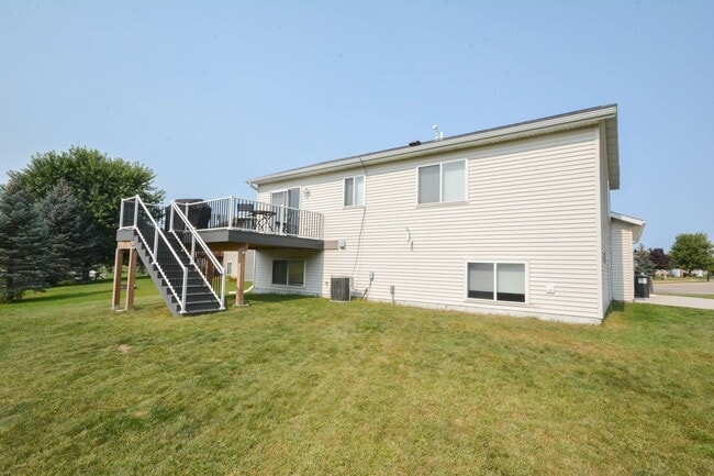 Building Photo - Gorgeous 4br home on nice lot with no backyard neighbors!