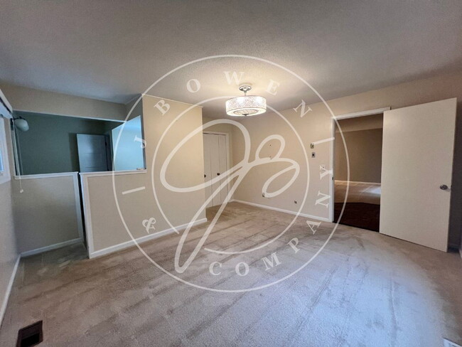 Building Photo - "Charming 3 bedroom Sylvania Condo with he...