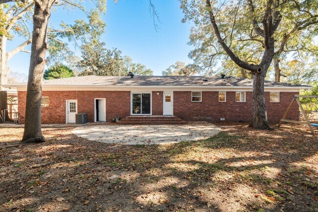 Building Photo - Peaceful Living in West Ashley!