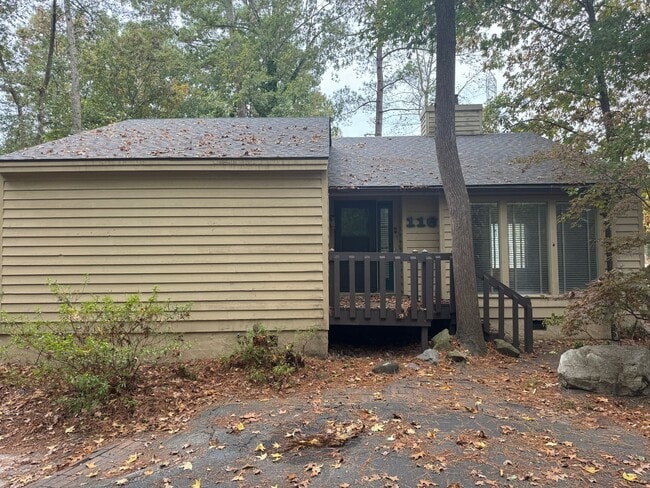 Building Photo - 3 Bedroom 3 Bath Beauty on Golf Course wit...