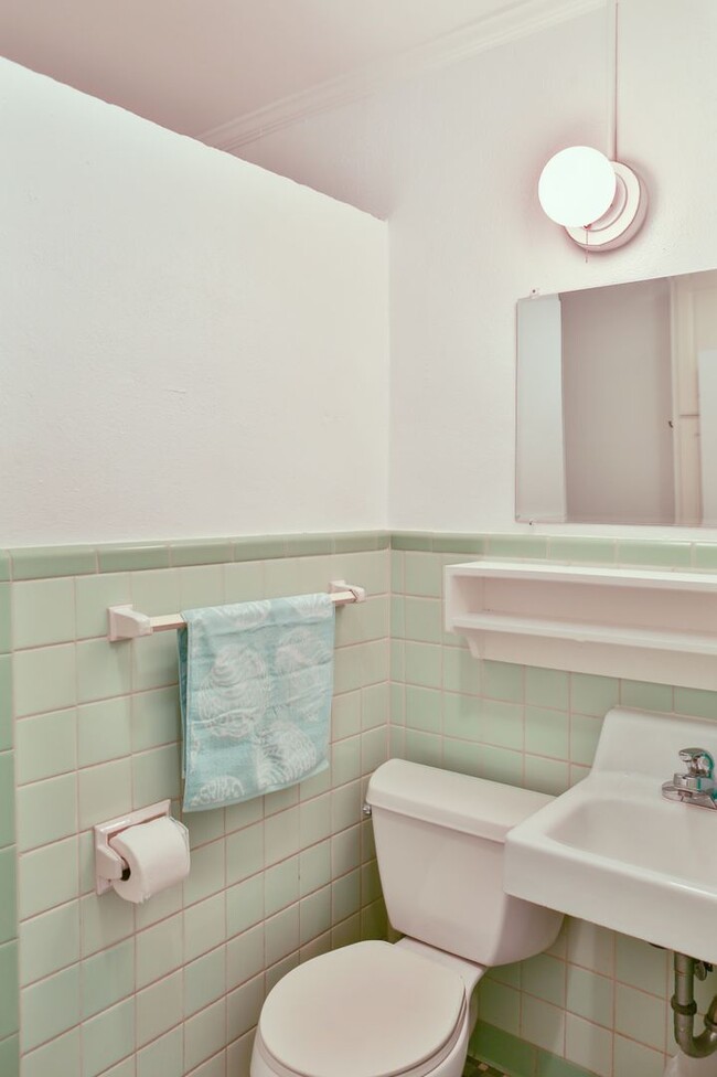 Building Photo - Charming Beach-Front 4bd Home