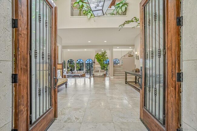 Building Photo - 5305 La Crescenta Rd