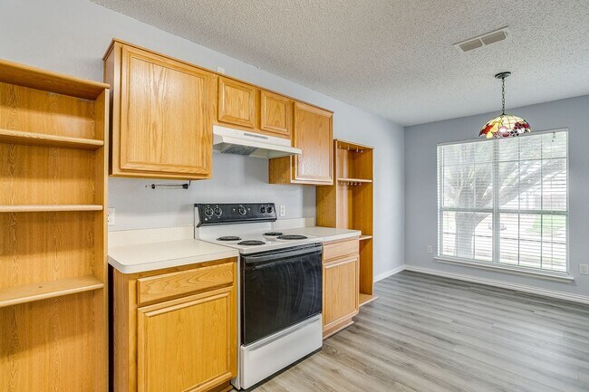 Building Photo - Spacious Well Maintained 2 Bed- 2.5 Bath T...
