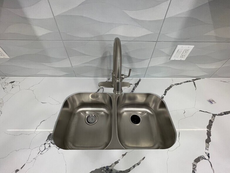 Building Photo - 228 S Esplanade St