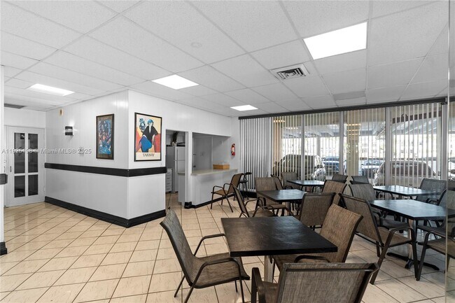 Building Photo - 1410 S Ocean Dr