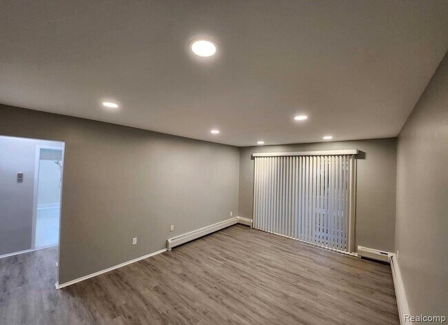 Building Photo - 2445 Torquay Ave