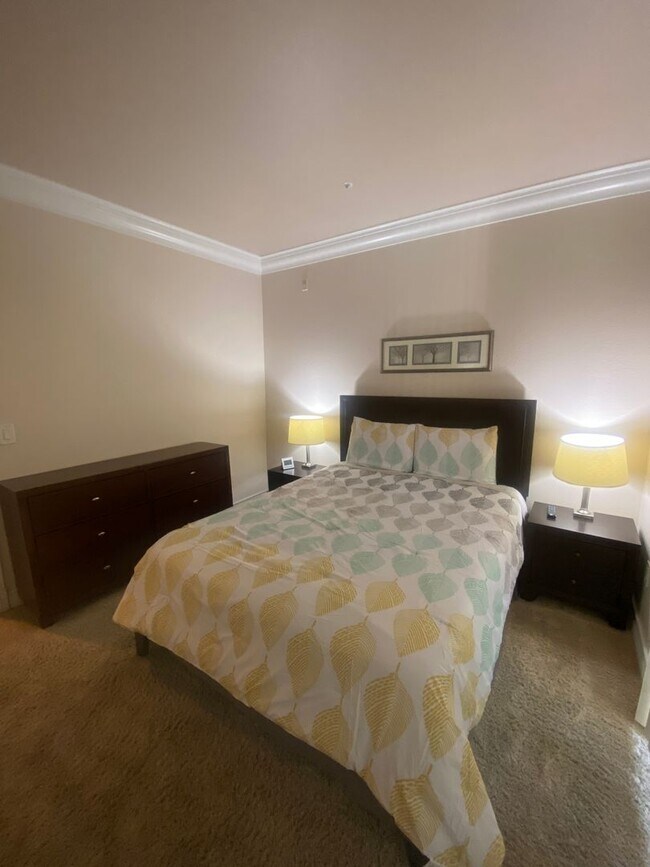 Building Photo - Long or short term available!  Live in luxury in this fully furnished 2 bedroom condo.