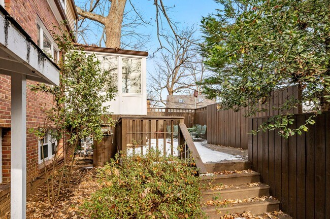 Building Photo - 5325 Chevy Chase Pky NW