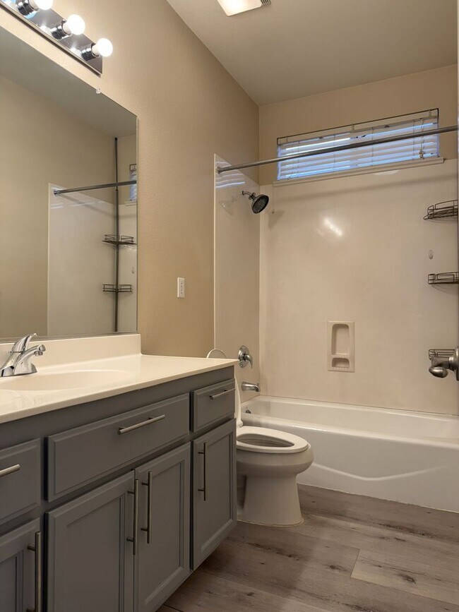 Building Photo - Polished and Chic 4/2 Available NOW!!