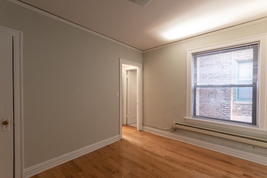 Building Photo - 411 W Roscoe St