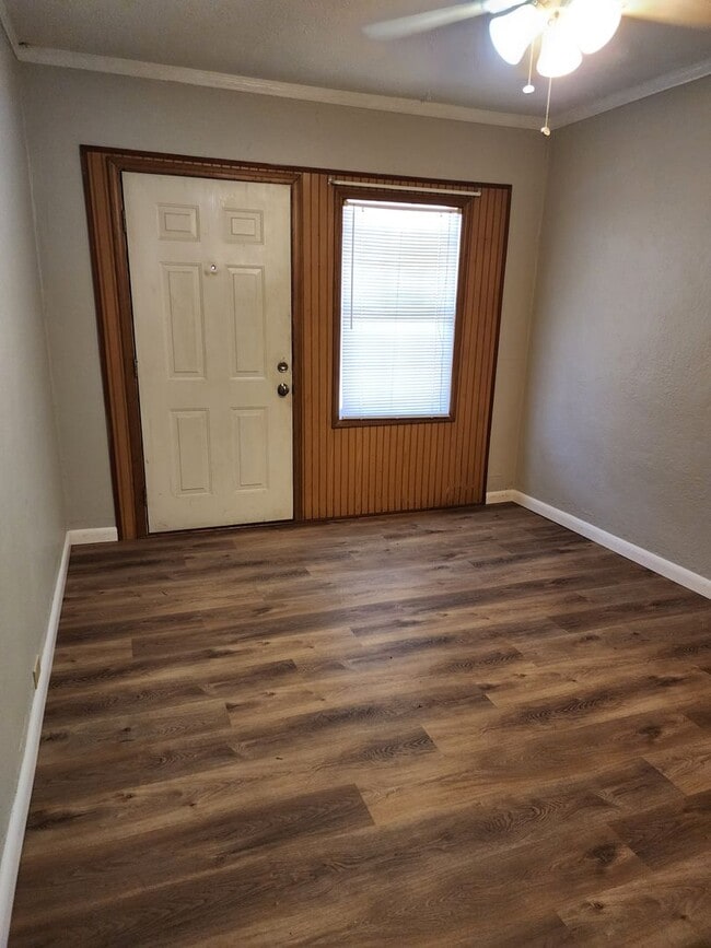 Building Photo - 1531 E 5th St