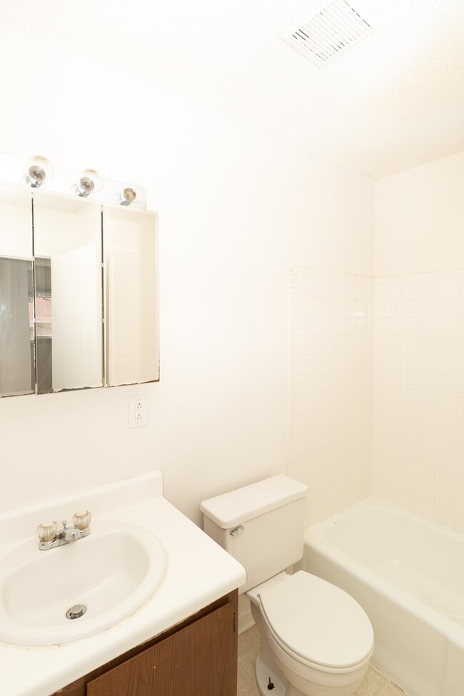 Building Photo - 1 Bed 1 Bath Condo in Carrboro!