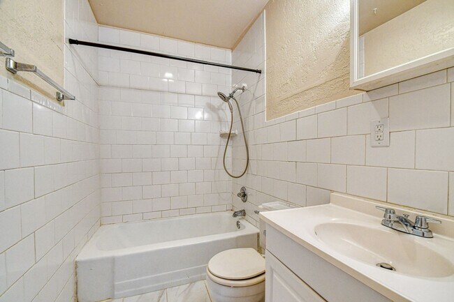 Building Photo - Charming Central Norman Home!