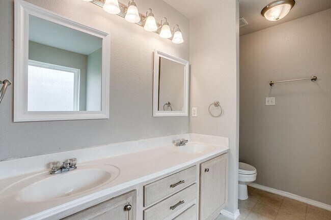 Building Photo - Spacious 4 Bed, 2 Bath Home in Ranch at Ea...