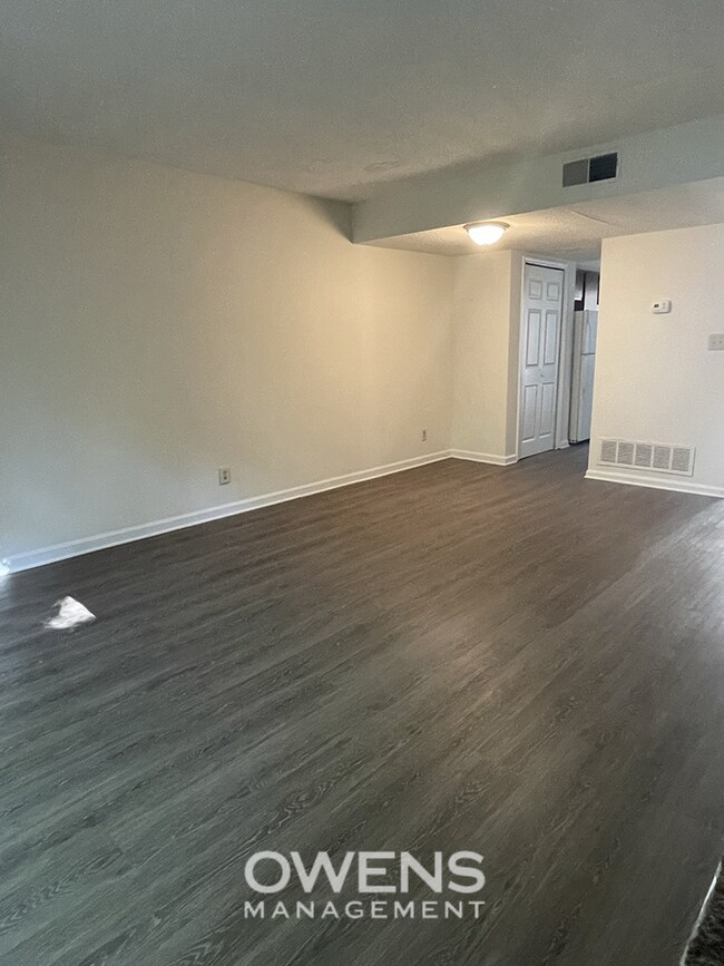 Building Photo - Condo with Lake Access Available Immediately