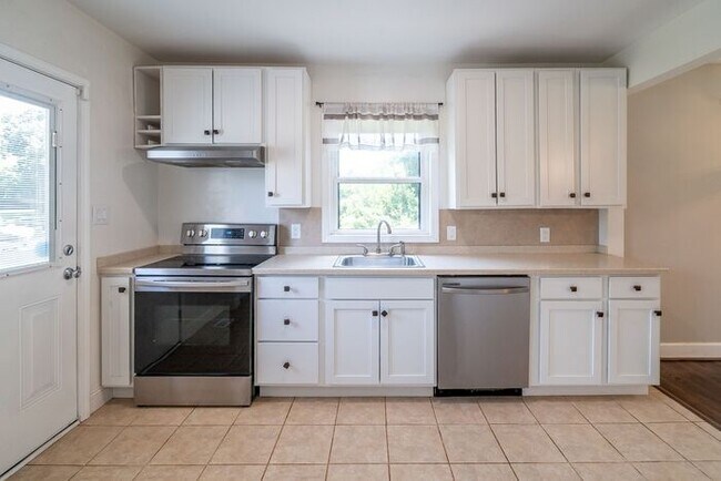 Building Photo - Charming Renovated 2BR Home in Revolution Park – Minutes from Uptown Charlotte!