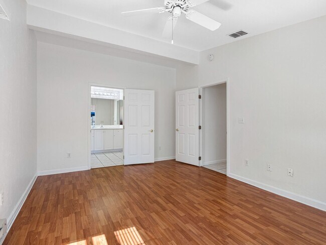 Building Photo - $500 OFF FIRST MONTHS RENT!