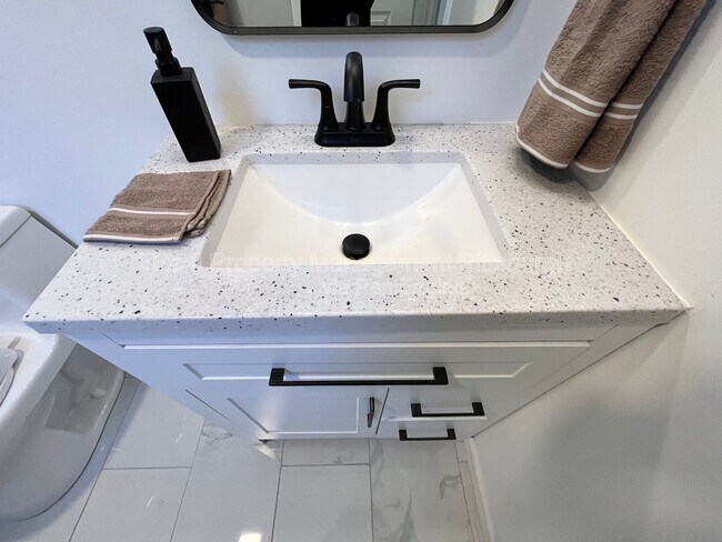 Building Photo - 2019 E Beckert Ave