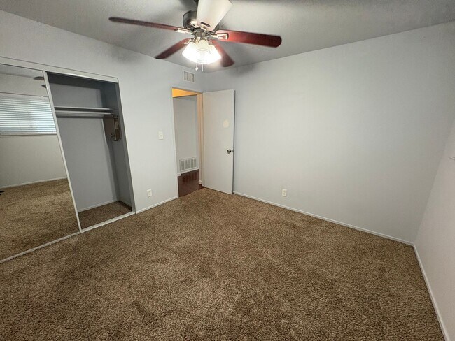 Building Photo - Rent Today! Available Charming 2 Bed 1 Bath in North Highlands Area!