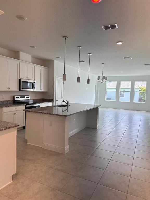 Building Photo - 19044 Blueleaf St