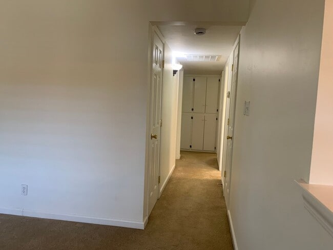 Building Photo - 3 bedroom 2 bath home with HUGE yard in Orangevale