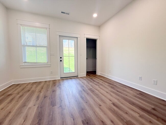 Building Photo - Fuller Style - Spacious 3-Bedroom Townhome with Pool and Pickleball Court