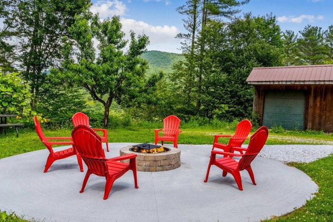 Building Photo - 90 Blueberry Hill Rd