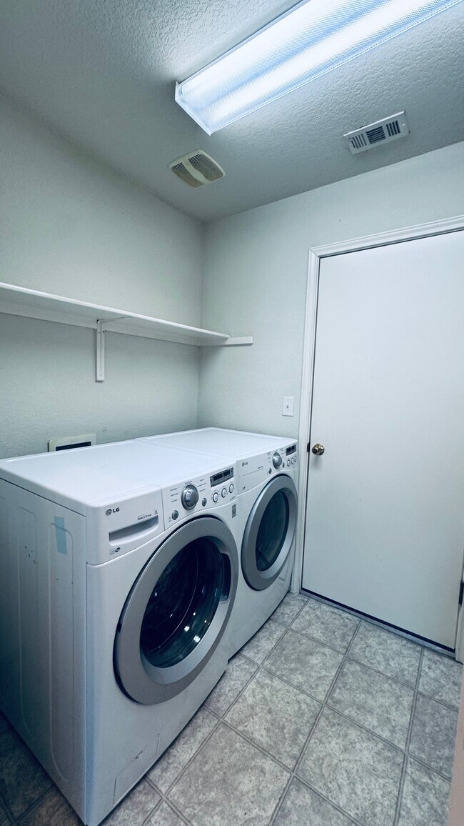 Building Photo - 1014 Kajon Cove