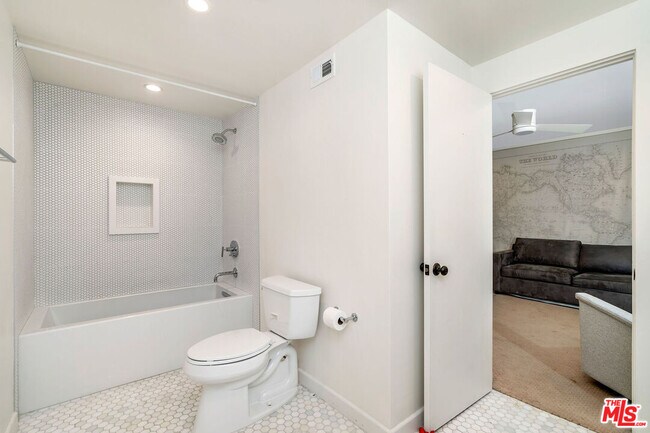 Building Photo - 13133 Morrison St