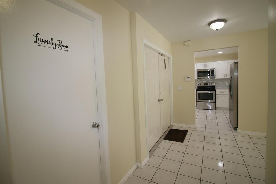 Building Photo - 6076 Strawberry Lakes Cir
