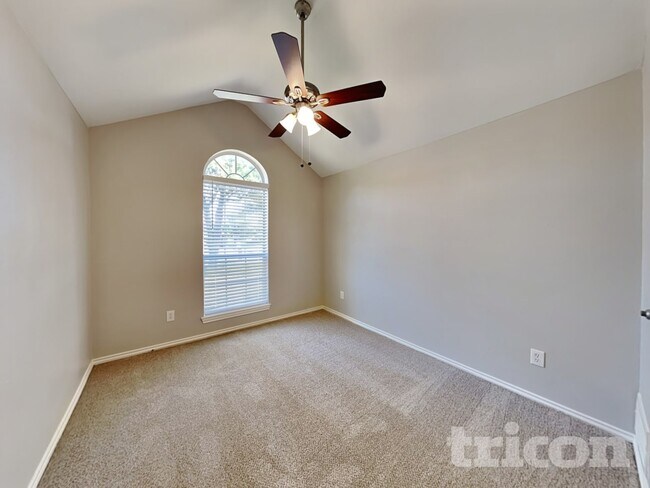 Building Photo - 352 N Beltwoods Dr