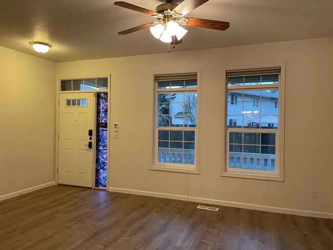 Building Photo - FANTASTIC 4 Bed 2.5 Bath Home in Salmon Cr...