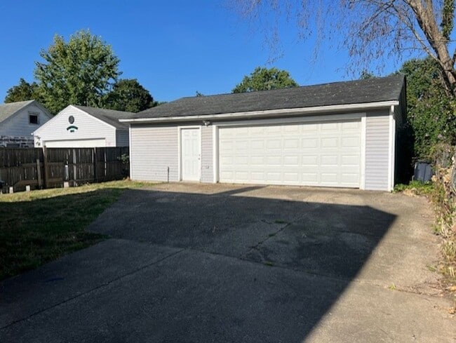 Building Photo - 3BR South Akron Classic with Deck, 2-Car G...