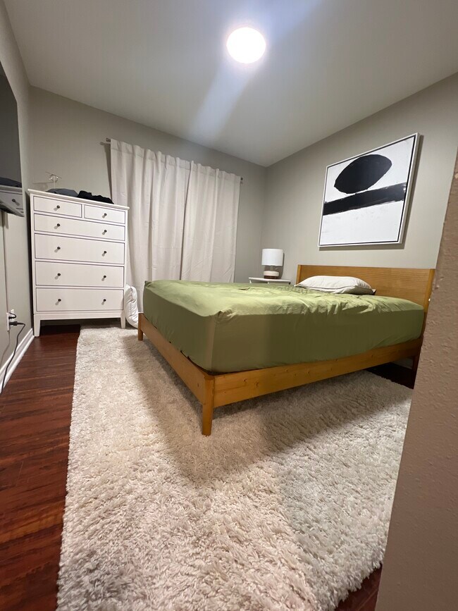 Guest bed 1 - 19355 Sherman Way