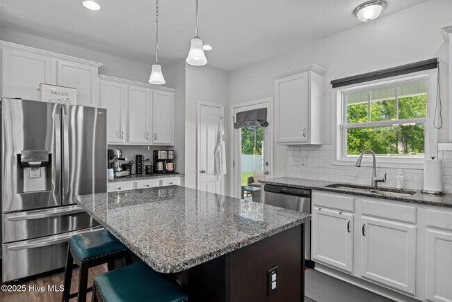 Building Photo - 2025 Alder Ln