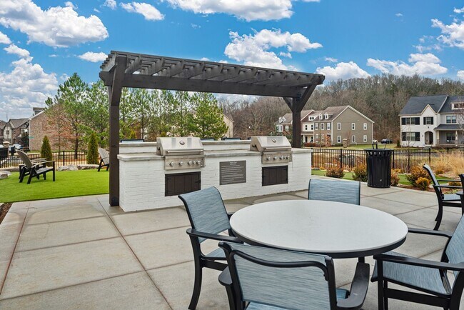 Building Photo - 2 Bed, 2 Bath Condo w/ Elevator Close to D...