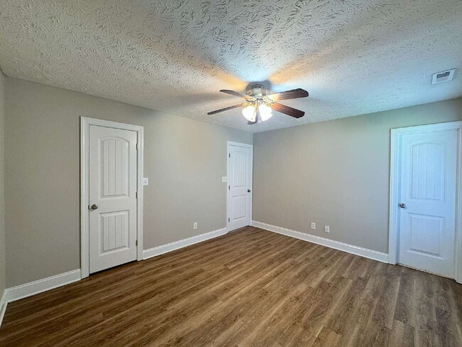 Building Photo - Well Maintained Three Bedroom Home in Hope...