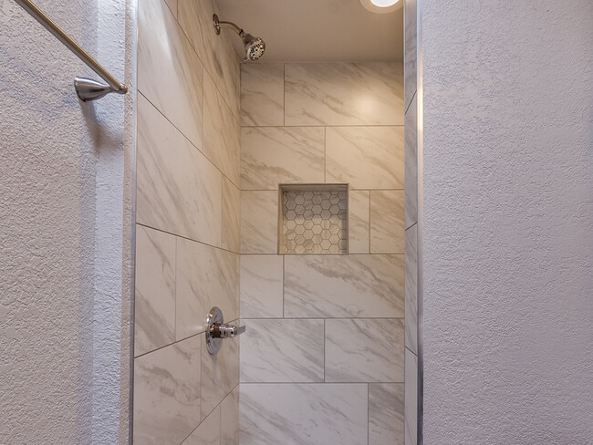 Building Photo - 2002 Vanessa Dr