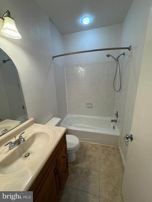 Building Photo - 526 8th St NE