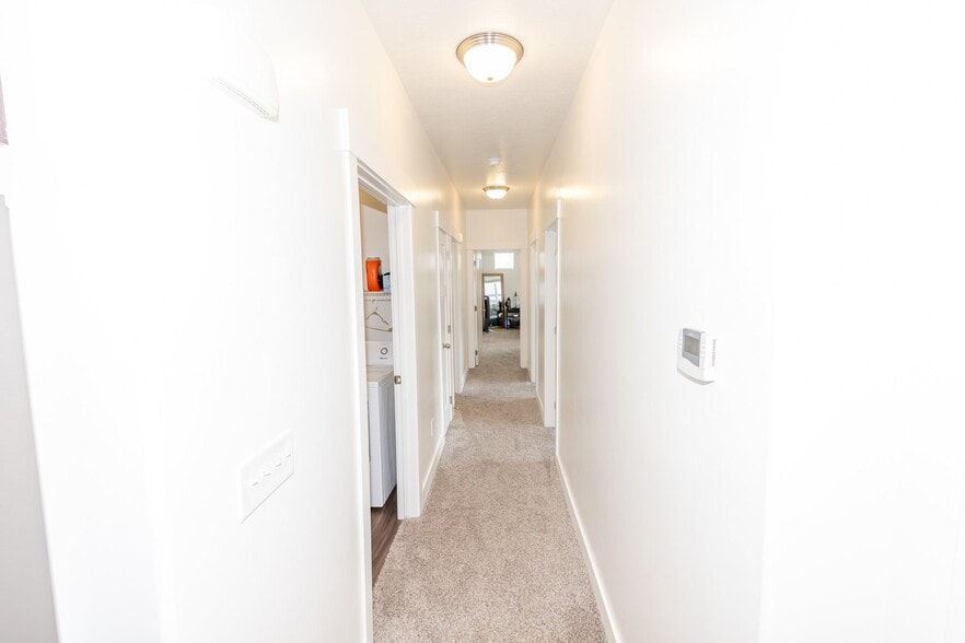 Building Photo - 348 750 N