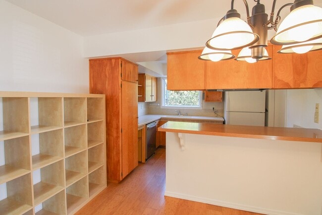 Building Photo - Unique Large Floor Plan for this 5 Bedroom in Laguna Lake