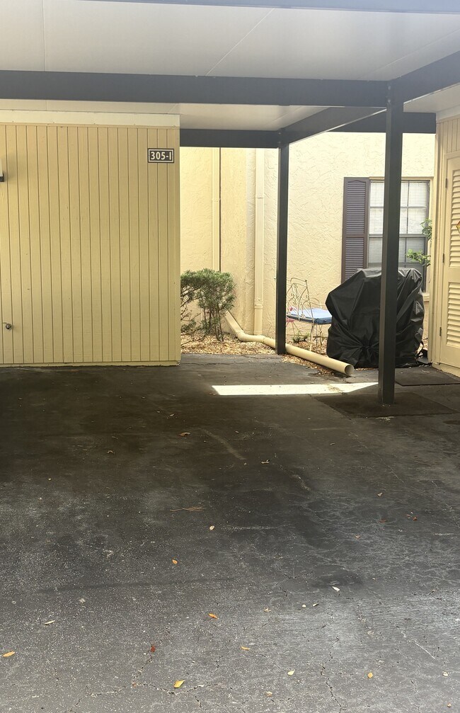 Building Photo - 305 Mission Trail W