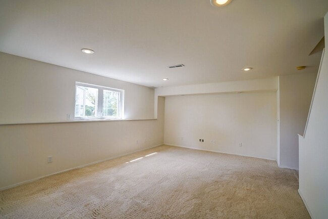 Building Photo - 1237 Jasmine Dr