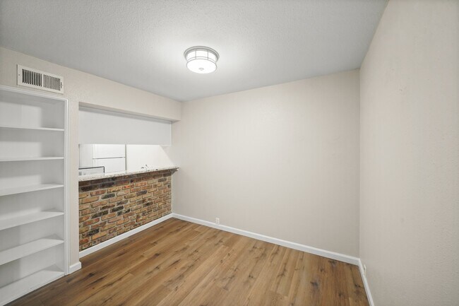 Building Photo - 2201 Fountain View Dr