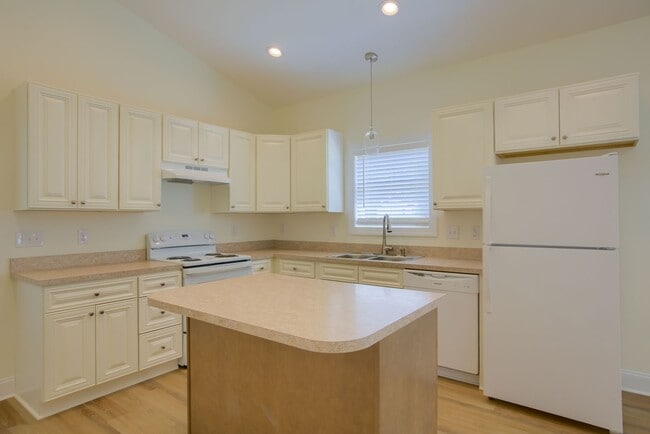 Building Photo - 515 Peru Rd