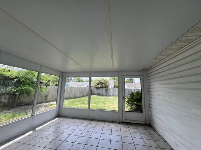 Building Photo - Ogden Cottage home, wood floors, open floo...