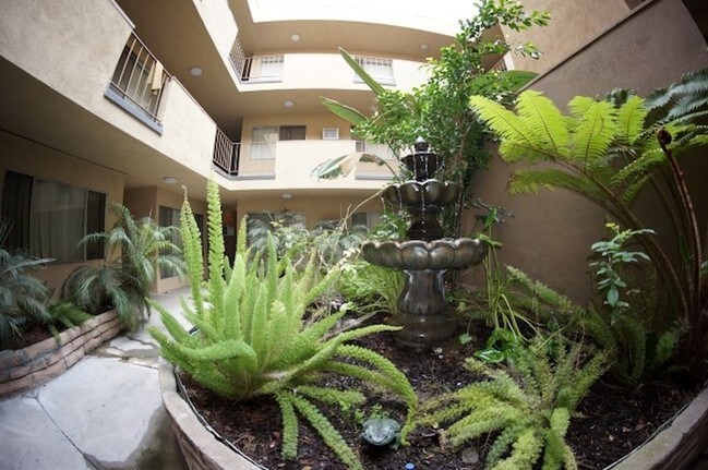 Building Photo - 817 S. St. Andrews Pl