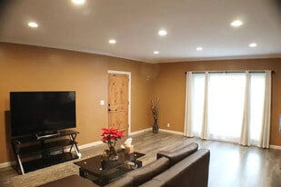 Building Photo - 1770 Vineyard Ave